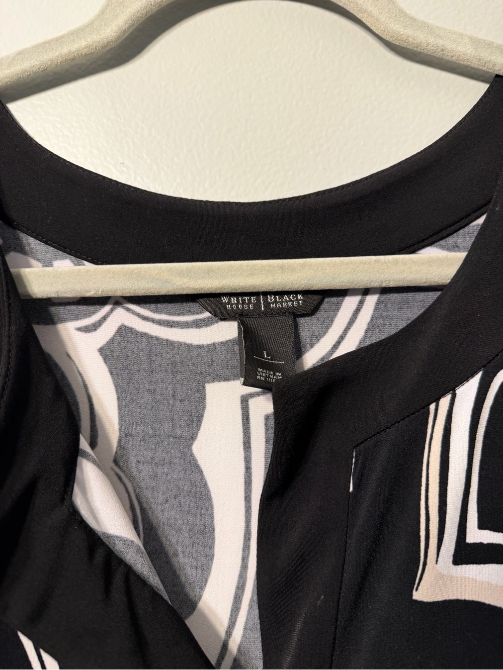 White House Black Market Black & White‎ Graphic V-Neck Shift Dress - Picture 2 of 5